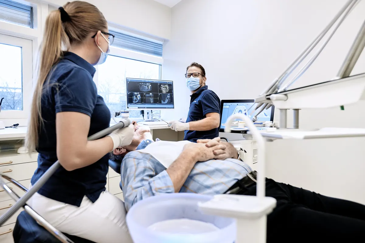 Tandlægeteam i arbejde med Bitenostic i klinikken